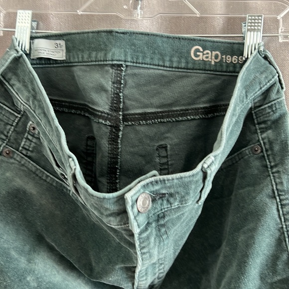 Gap modern stretch true skinny size 31r corduroy pants. Green. - Picture 3 of 3